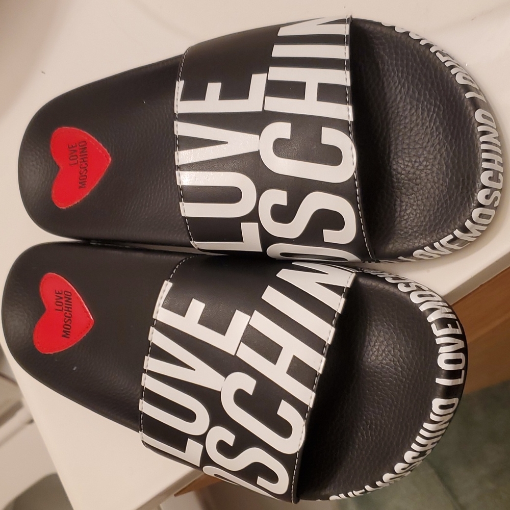Love Moschino slippers is a size 6, but can  fit a size  7. run big.
